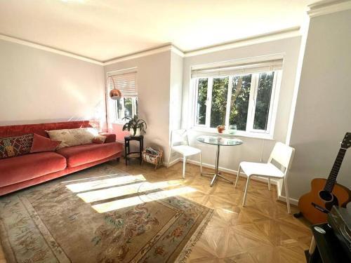 Stylish, Peaceful 2-Bed Flat with Free Parking - Tap to explore photos