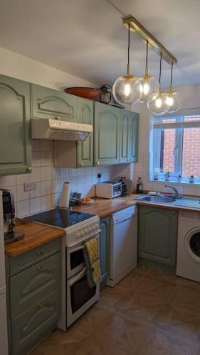 Stylish, Peaceful 2-Bed Flat with Free Parking - Tap to explore photos