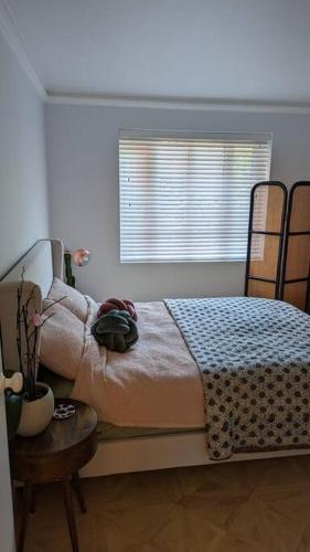 Stylish, Peaceful 2-Bed Flat with Free Parking - Tap to explore photos