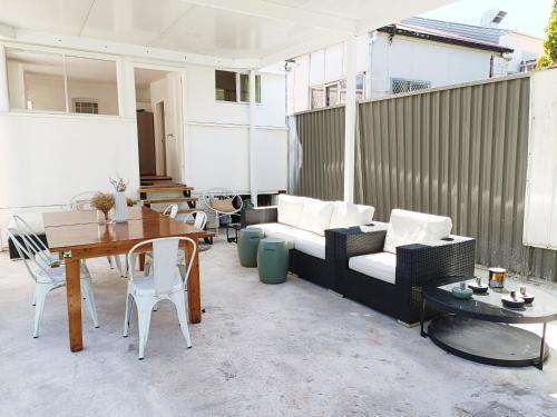 Stylish Queen Room 1Min Walk to Station 5Min to City 10Min to Airport - Tap to explore photos