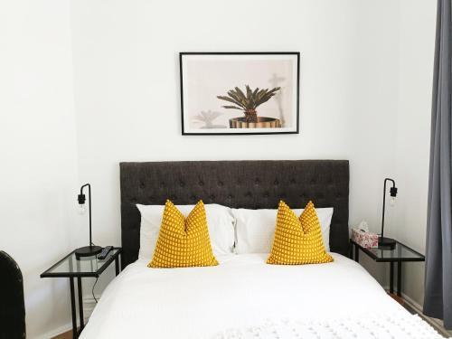 Stylish Queen Room 1Min Walk to Station 5Min to City 10Min to Airport - Tap to explore photos