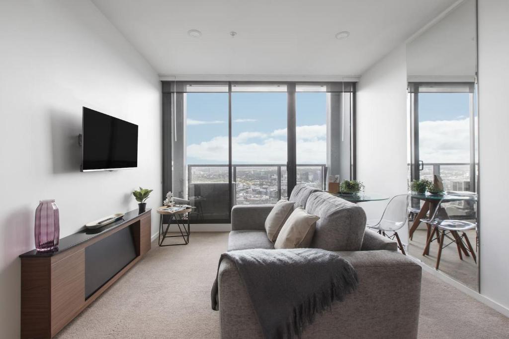 Stylish Studio on 28th Floor with Panoramic Views