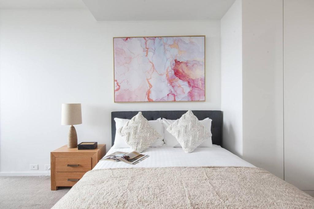 Stylish Studio on 28th Floor with Panoramic Views - Tap to explore photos