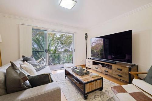 Treetop coastal getaway in Avalon Beach - Tap to explore photos
