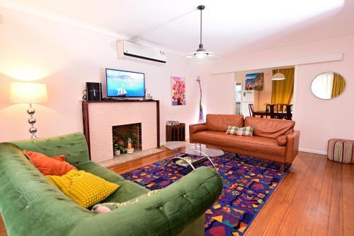 Two Pines, whole home in Tullamarine near airport! - Tap to explore photos