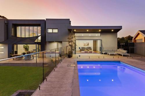 Augusta Private Acre Escape in Mount Martha with pool