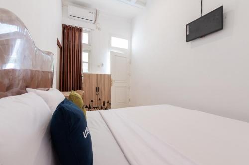 Urbanview Hotel De Breeze Kemang Jakarta by RedDoorz - Tap to explore photos