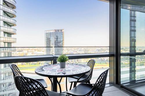 Waterfront 2BR Docklands apt w Balcony&FreeParking#8316 - Tap to explore photos