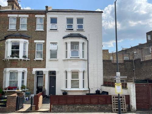 Opuluxe 4-Bedroom Stylish Home - Sleeps 16 - Near Westfield