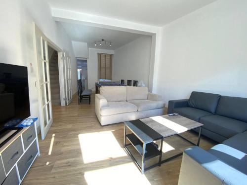 Opuluxe 4-Bedroom Stylish Home - Sleeps 16 - Near Westfield - Tap to explore photos
