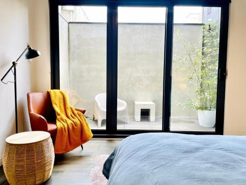 Your home on Glover St Sth Melbourne (With Parking) - Tap to explore photos