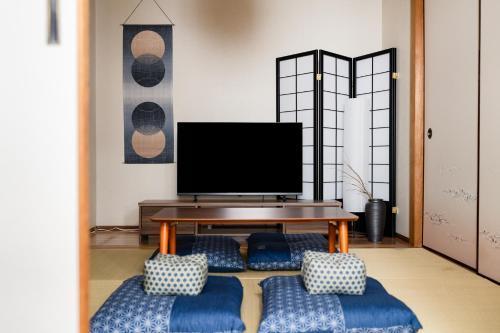 SKY Building 201 - Easy Airport Access & Comfortable Stay - Tap to explore photos