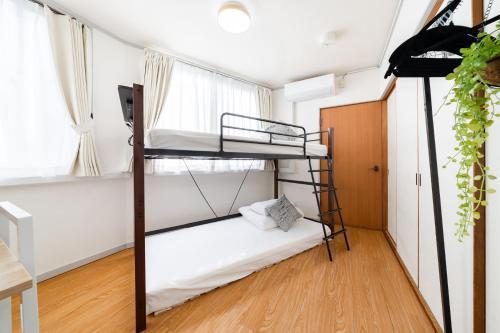 SKY Building 201 - Easy Airport Access & Comfortable Stay - Tap to explore photos