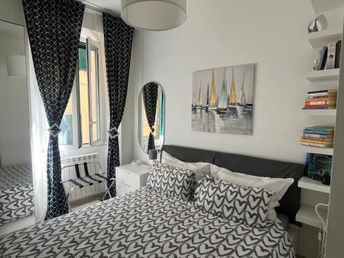 VICOLO CORTO Centro Storico Holiday & Home-Office - Tap to explore photos