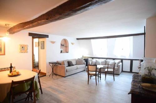 Typical Marais 3 bedroom - Beaubourg - Tap to explore photos