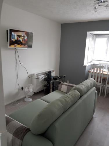1 Bedroom Apartment Ponders End - Tap to explore photos