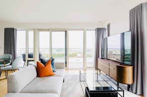 Executive Waterfront Split Penthouse - Tap to explore photos