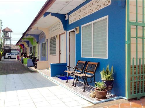 Phuket Town Budget House - Aircon Room #1 - Tap to explore photos