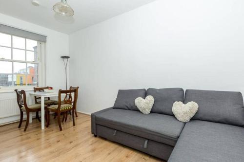 Central 1 BR Apartment *Zone 1* Elephant and Castle - Tap to explore photos