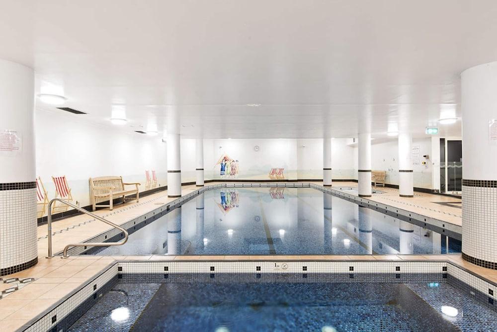 Poolside 2-bed Haven, Walk to City Centre - Tap to explore photos