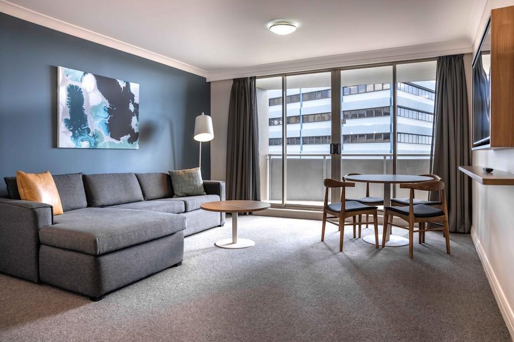 Central 1-bed With Parking, Pool, Sauna & Gym - Tap to explore photos
