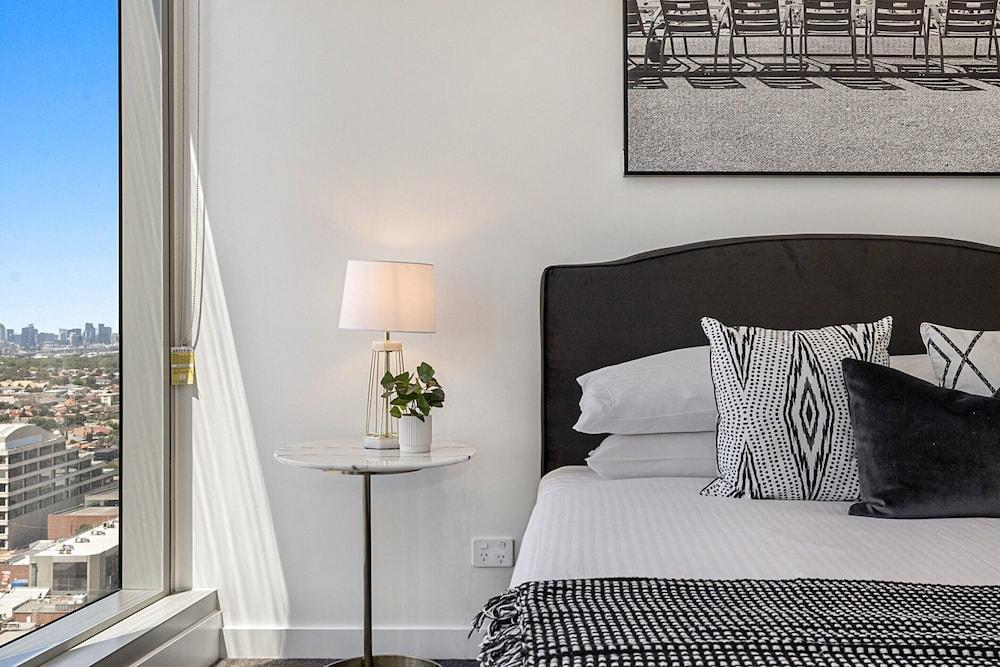 Chic 1-bed With Parking, Gym, Pool & City Views - Tap to explore photos