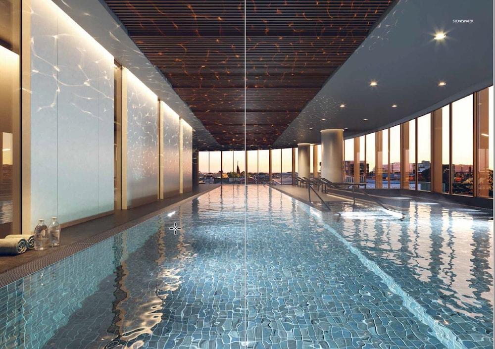 Chic 1-bed With Parking, Gym, Pool & City Views - Tap to explore photos