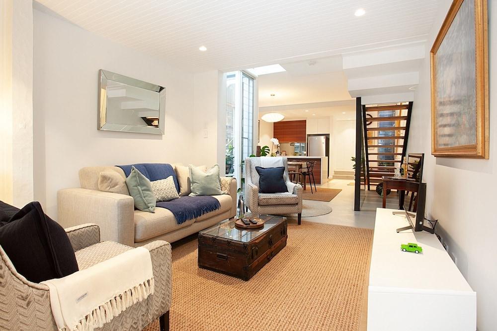 Spacious 3-bed Family House With Courtyard - Tap to explore photos