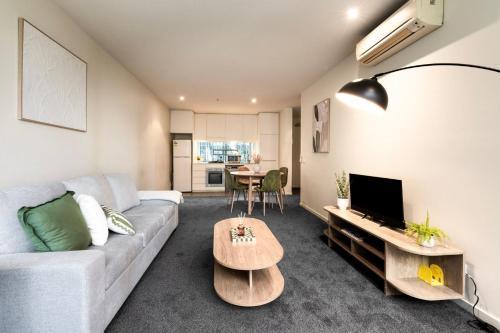 Stylish City Apartment on McCrae - Skyline Views - Tap to explore photos
