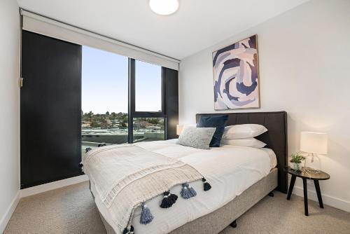 Modern, Executive 1 Bedroom Apartment With Balcony - Tap to explore photos