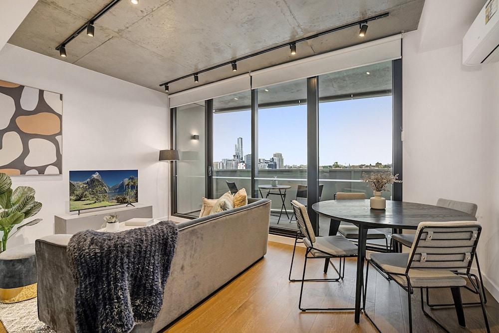 Modern, Executive 1 Bedroom Apartment With Balcony - Tap to explore photos