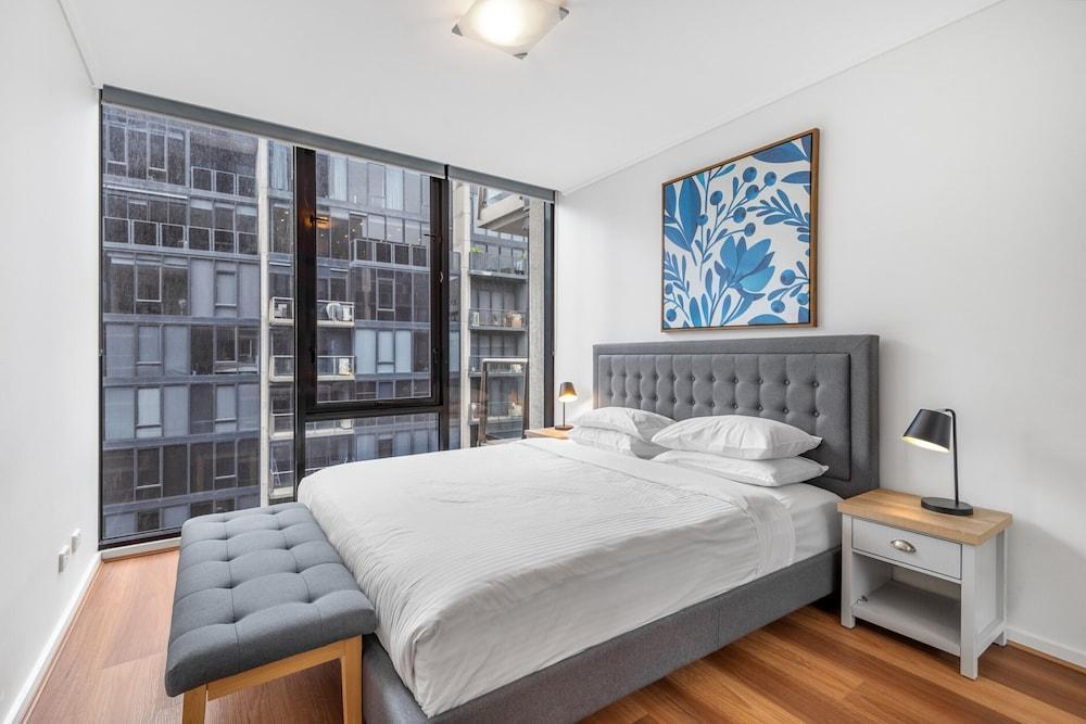 Luxe 2-bed Apartment With River Views Near Casino - Tap to explore photos