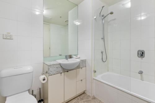Luxe 2-bed Apartment With River Views Near Casino - Tap to explore photos