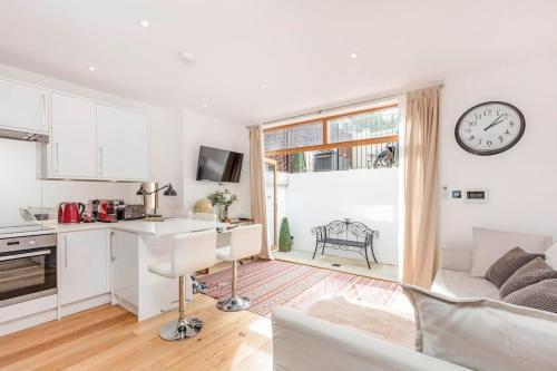 Fulham Broadway 2-Bed Apt w Garden & Pets Ok - Tap to explore photos