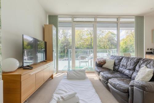 Minimal Studio With Views Over Battersea Park - Tap to explore photos