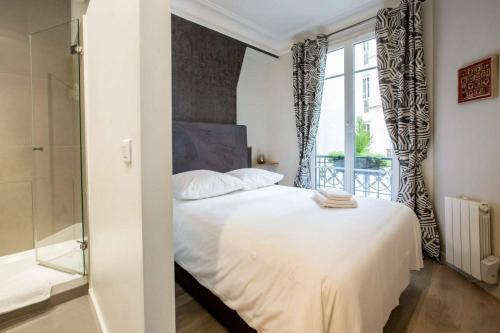 Modern arty flat close to Saint-Germain des Près - Tap to explore photos