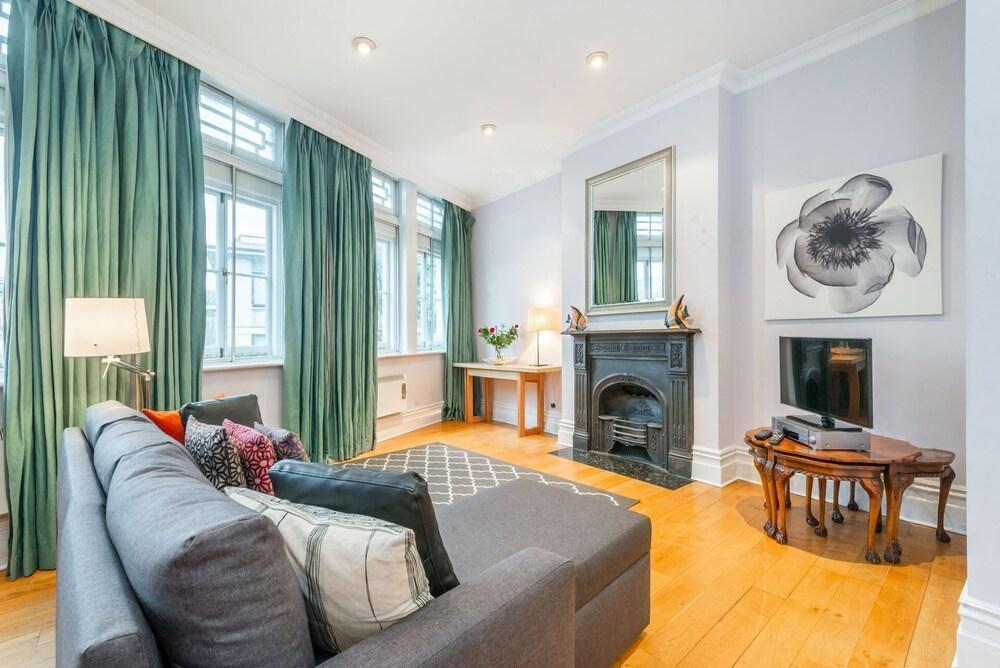 Nelson's Pad - Trafalgar Square - by Frankie Says - Tap to explore photos