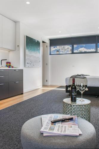 Stylish Studio With Great Amenities Near Beachside - Tap to explore photos