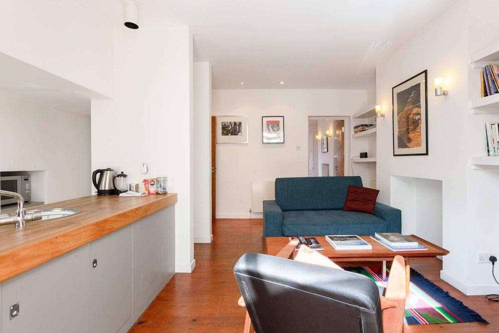 Fantastic and Bright 1 Bedroom Garden Flat - Tap to explore photos