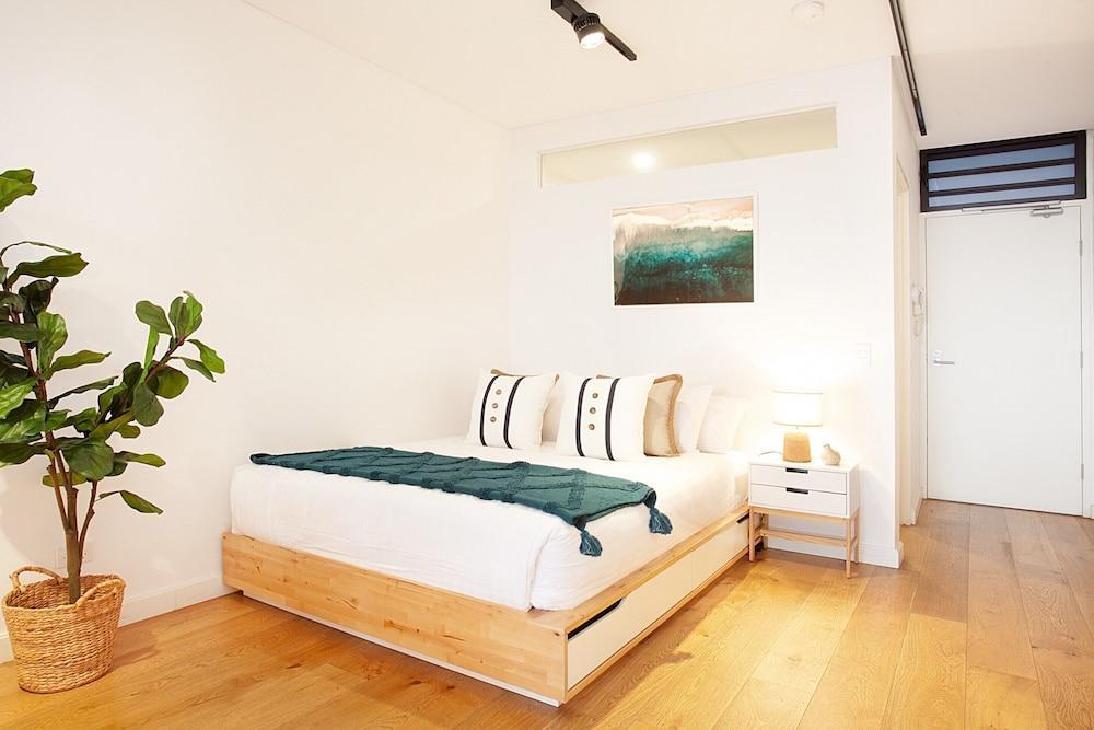 Stylish Studio With Balcony Near Darling Square - Tap to explore photos