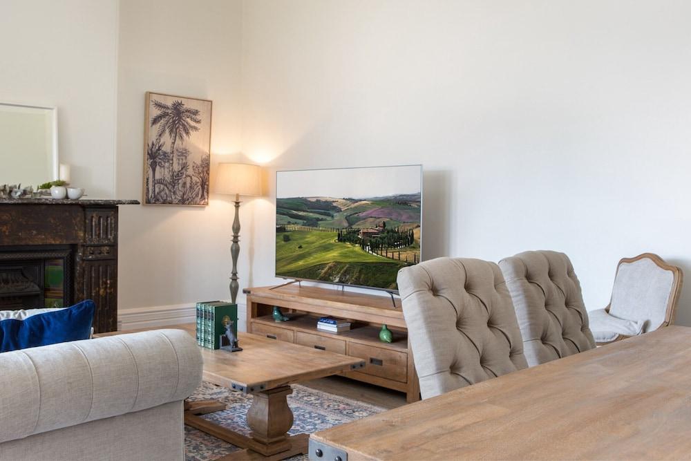 Central 2-bed Apartment With Private Parking - Tap to explore photos