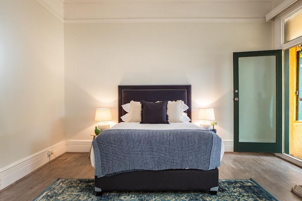 Central 2-bed Apartment With Private Parking - Tap to explore photos