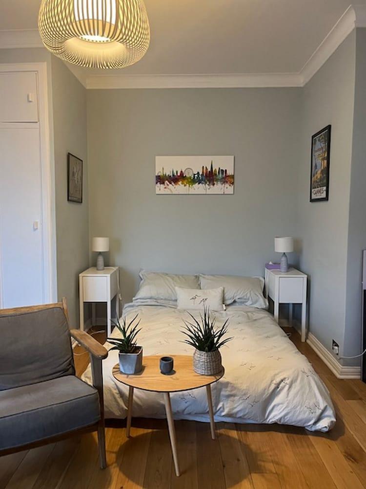 Chic 1 Bed Studio Flat In Popular Bloomsbury - Tap to explore photos