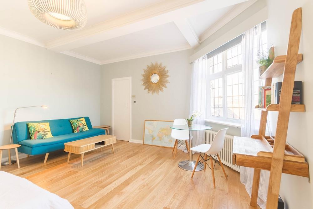 Chic 1 Bed Studio Flat In Popular Bloomsbury - Tap to explore photos