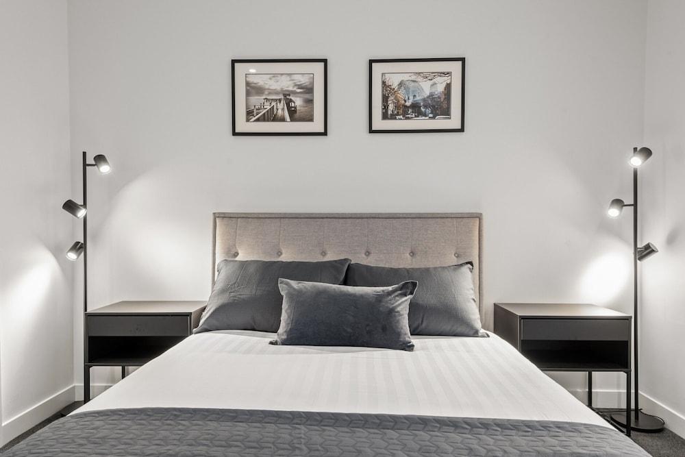 Stylish and Spacious 2-bed Apartment Melbourne - Tap to explore photos