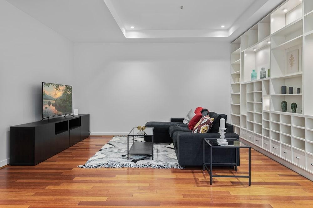 Stylish and Spacious 2-bed Apartment Melbourne - Tap to explore photos