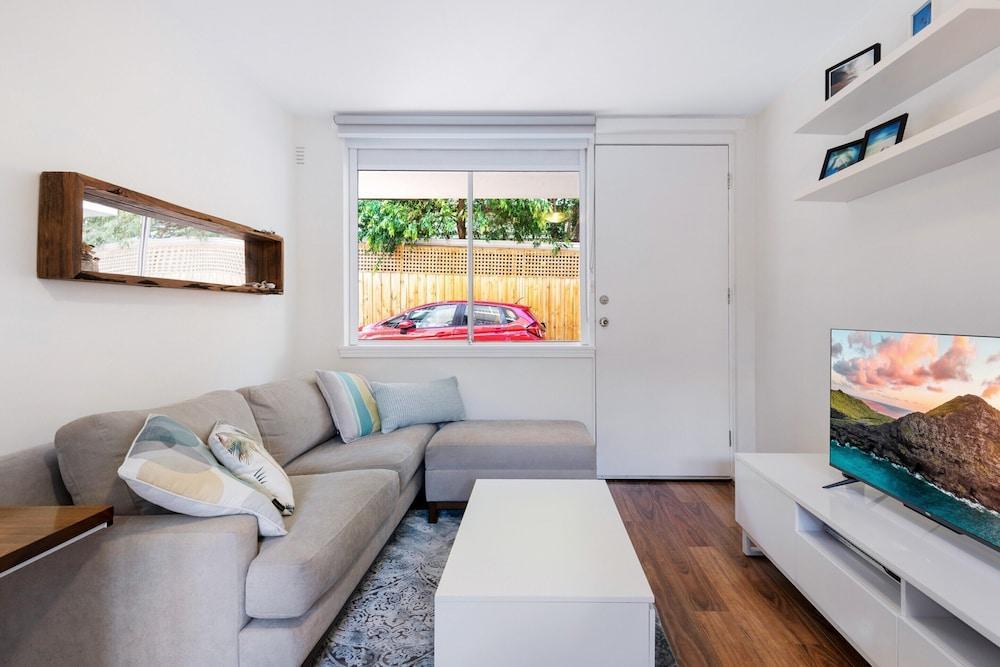Snug St Kilda Apartment With Private Courtyard - Tap to explore photos