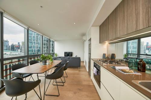 Sky Haven Modern Retreat with Free Parking Room Type - Apartment