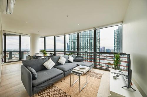 Sky Haven Modern Retreat with Free Parking - Tap to explore photos