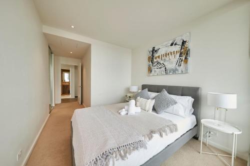 Sky Haven Modern Retreat with Free Parking - Tap to explore photos